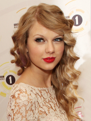 taylor swift's curly long hair