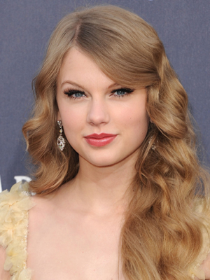 taylor swift best natural curls hairstyle